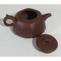 Mooi bewerkt Yixing trekpotje, gemerkt